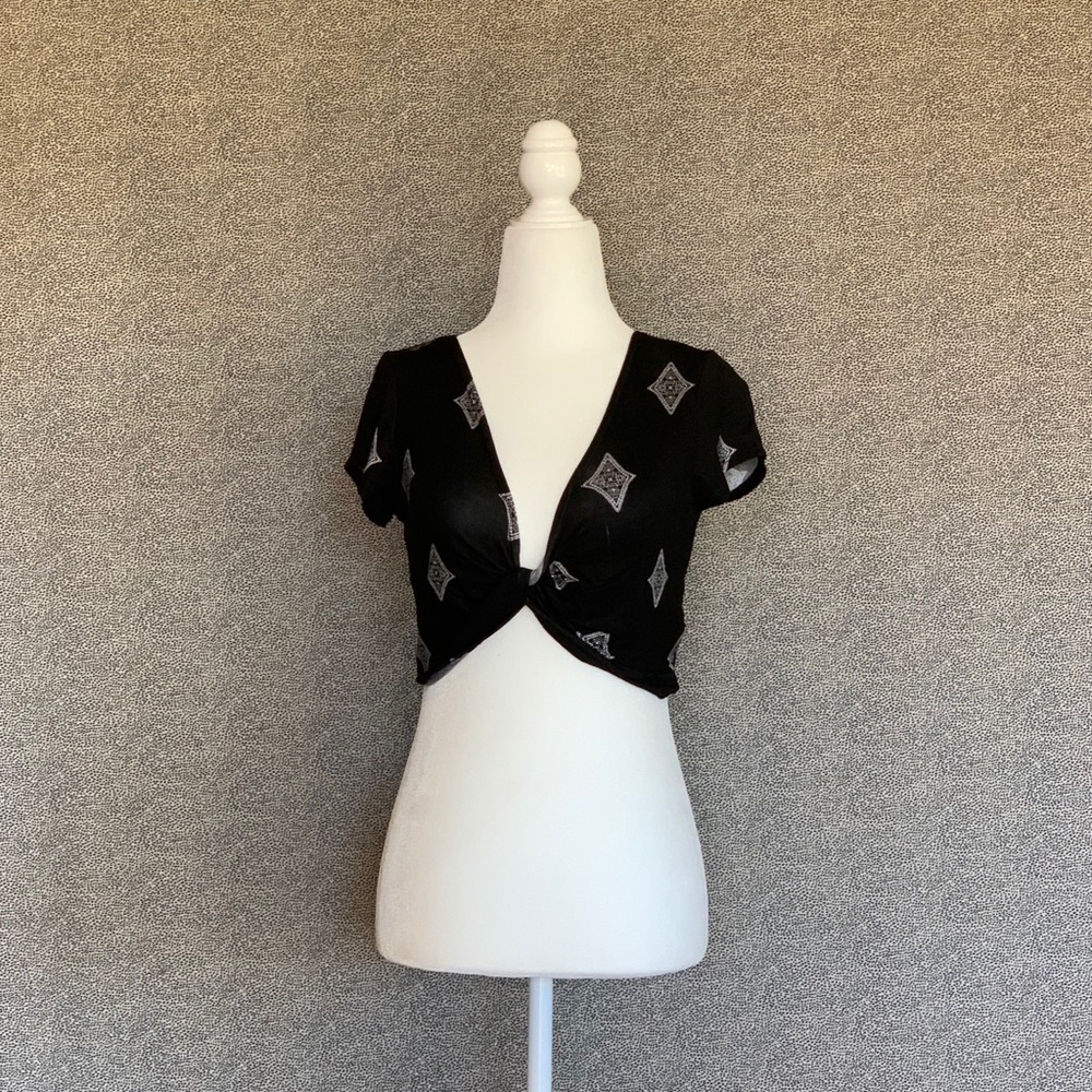 💫✨Black Crop Top with Paisley Print✨💫